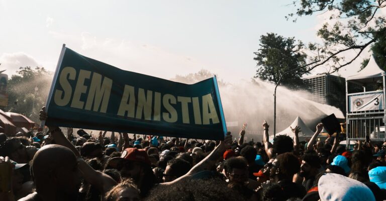 Large crowd demonstrating with a 'Sem Anistia' banner, conveying a powerful protest message.